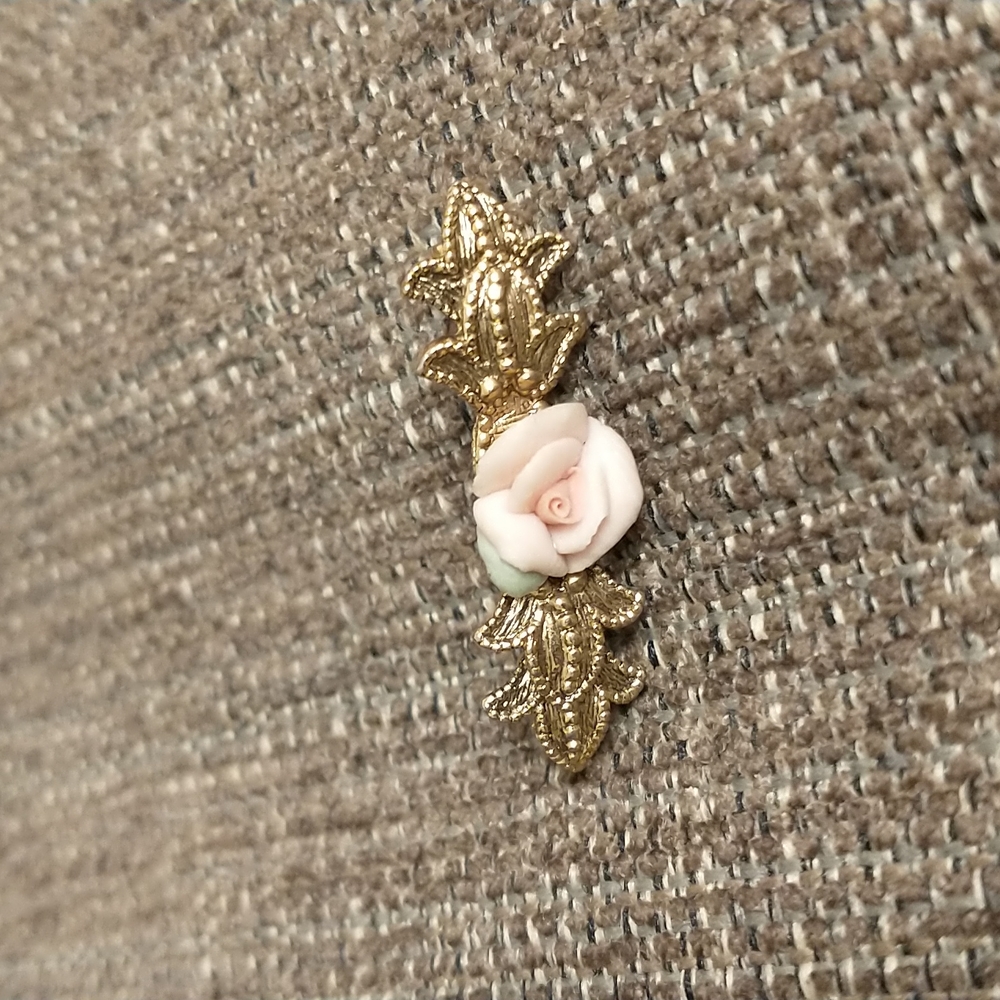 Lovely 1928 Victorian pink rose pin